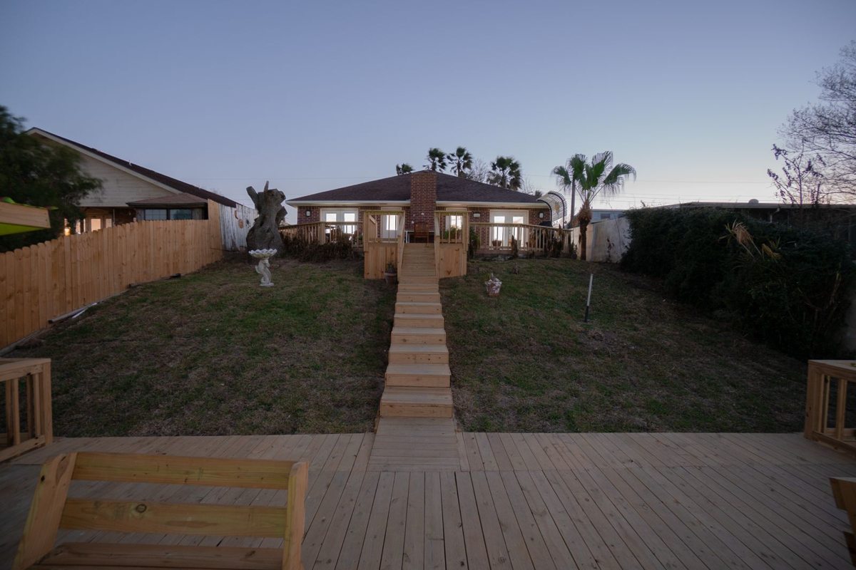 The Arroyo Waterfront House · 10